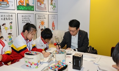 房协行政总裁陈钦勉与学生参与艺术创作工作坊。